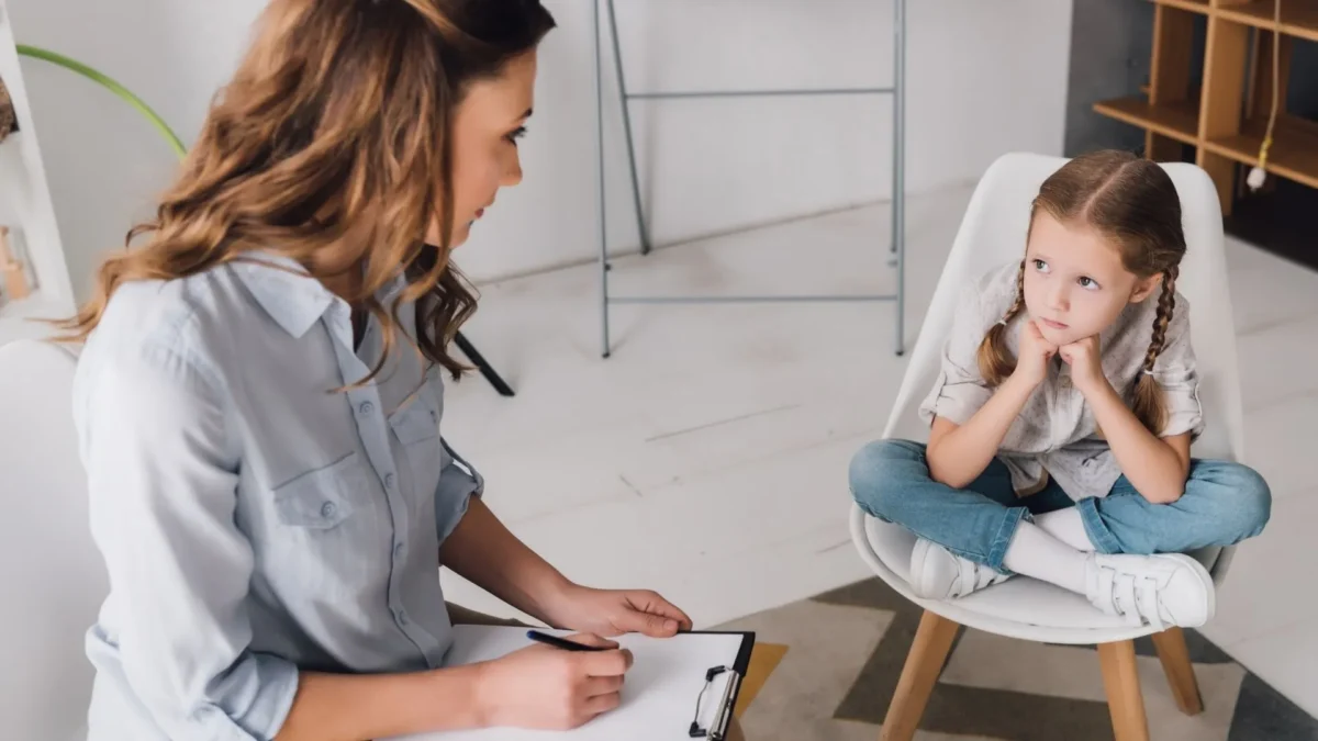 Otizm belirtileri erken dönemde iletişim, oyun, sosyal etkileşim ve duyusal alanda fark edilebilir. Nelere dikkat etmeniz gerektiğini öğrenin.